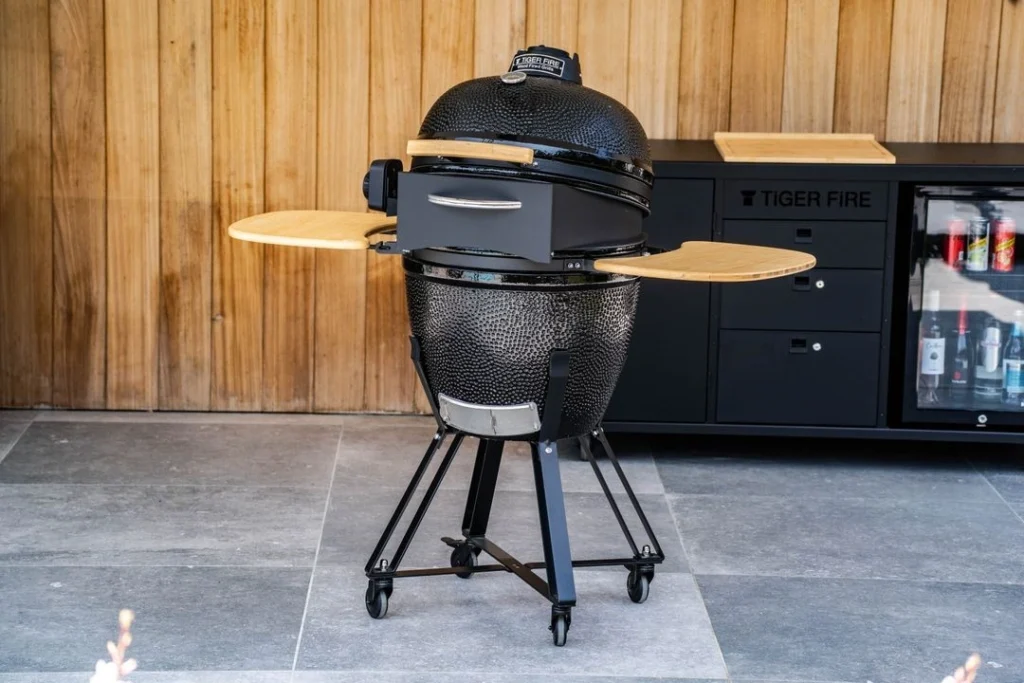 Die Kamado Grills bieten eine hervorragende Wärmespeicherung und -verteilung, ideal für langsames Garen und Räuchern. TIGER FIRE OFFICIAL STORE | TIGER FIRE Webshop | TIGER FIRE | FUERPLATTE Webshop | GRILLRING Webshop | BBQ Webshop | PLANCHA BBQ KAUFEN | BBQ KAUFEN | EINEN BBQ KAUFEN | PLANCHAGRILL BBQ KAUFEN | GRILL BBQ KAUFEN | FUERPLATTE PLANCHA BBQ | PLANCHAGRILL BBQ | GRILLRING BBQ KAUFEN | FEUERPLATTE BBQ KAUFEN | GRILLPLATTE BBQ KAUFEN