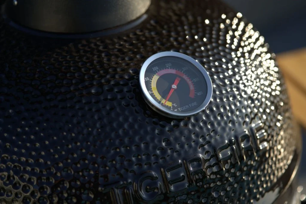 Die Kamado Grills bieten eine hervorragende Wärmespeicherung und -verteilung, ideal für langsames Garen und Räuchern. TIGER FIRE OFFICIAL STORE | TIGER FIRE Webshop | TIGER FIRE | FUERPLATTE Webshop | GRILLRING Webshop | BBQ Webshop | PLANCHA BBQ KAUFEN | BBQ KAUFEN | EINEN BBQ KAUFEN | PLANCHAGRILL BBQ KAUFEN | GRILL BBQ KAUFEN | FUERPLATTE PLANCHA BBQ | PLANCHAGRILL BBQ | GRILLRING BBQ KAUFEN | FEUERPLATTE BBQ KAUFEN | GRILLPLATTE BBQ KAUFEN