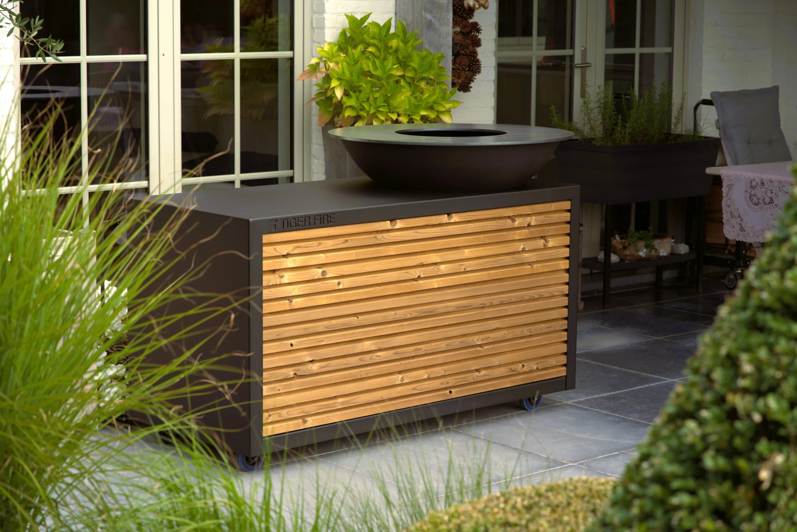 Plancha-Grill von TIGER FIRE mit gleichmäßiger Wärmeverteilung, ideal zum Grillen in Deutschland.